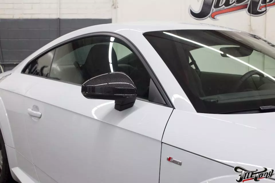 Audi TT. Ламинация натуральным карбоном заднего диффузора, зеркал и центральной консоли в салоне.
